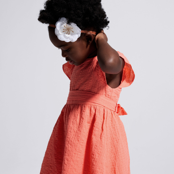 فستان أنيق من القطن بنقشة بارزة باللون البرتقالي للفتيات الصغيرات